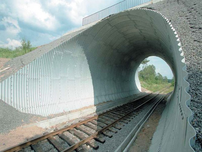 Тунель для поезда из металлической гофрированной трубы
