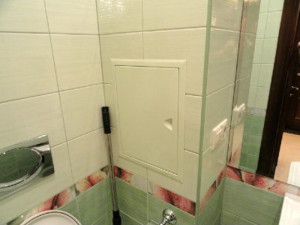 Короб из панелей ПВХ чтобы спрятать трубы в ванной комнате где стояки холодной и горячей воды.
